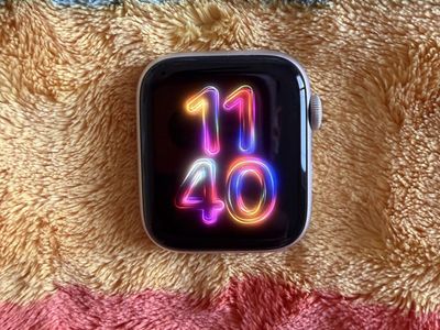 Apple Watch SE (2nd Gen) GPS+Cellular 44mm Starlight Aluminum Case with Black Nike Sport Band