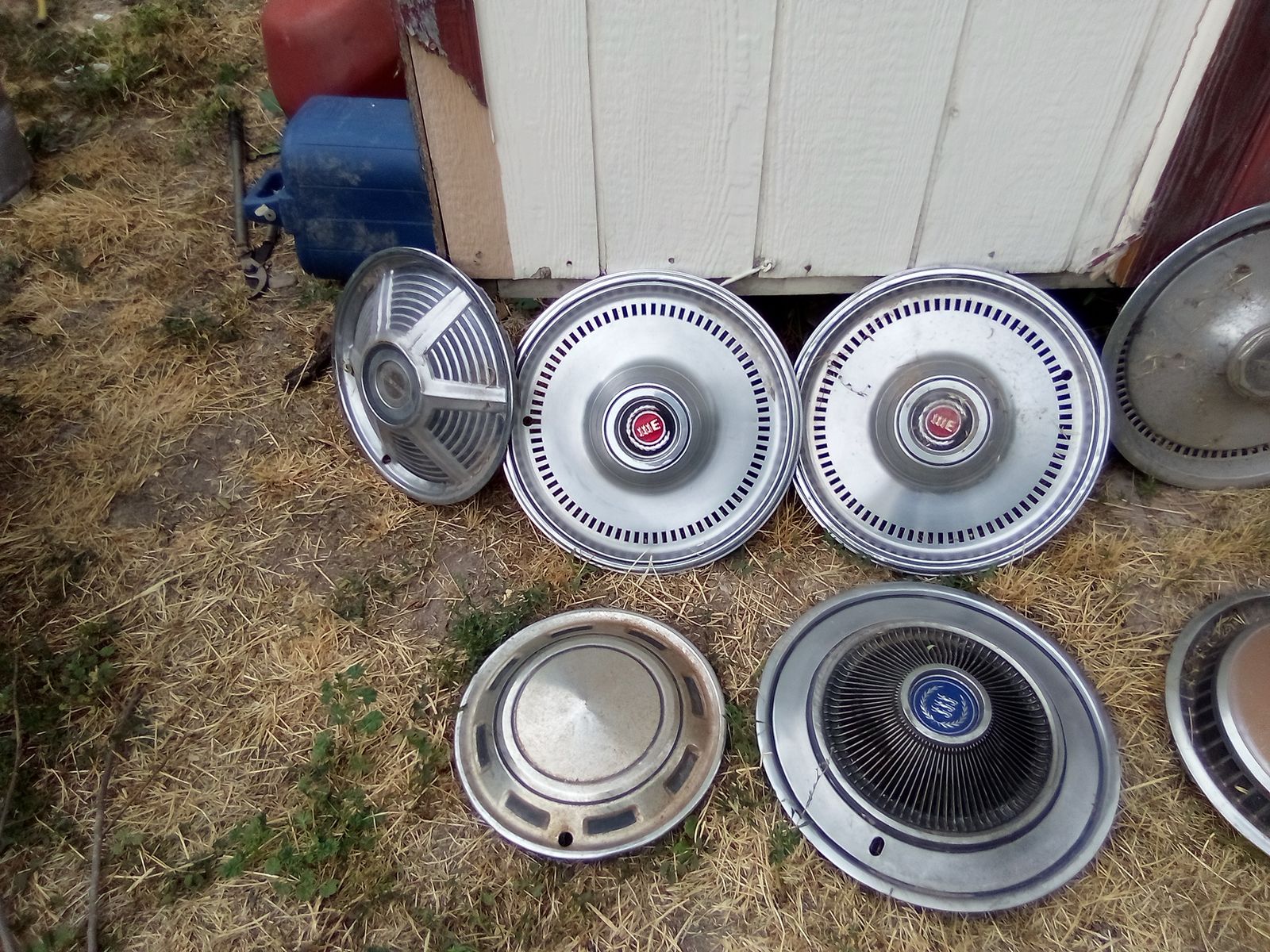 Vintage Assorted Vintage Car Hubcaps & Wheel Covers - Ford, Lincoln, WE Lot