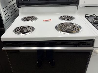 HUGE DEALS! NICE HOTPOINT COIL TOP RANGE
