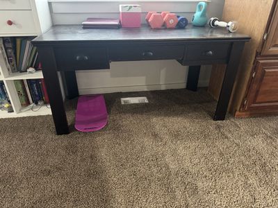Good shape black desk