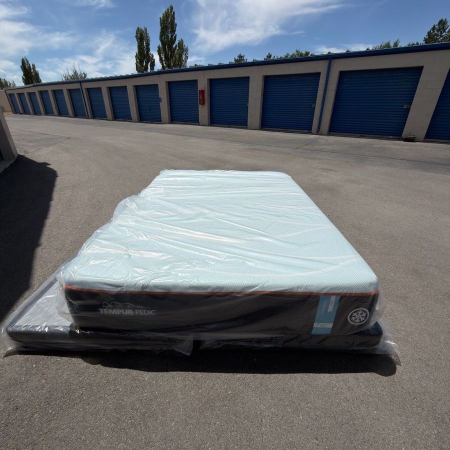 QUEEN TEMPURPEDIC LUXEBREEZE (firm) MATTRESS ¡BRAND NEW!