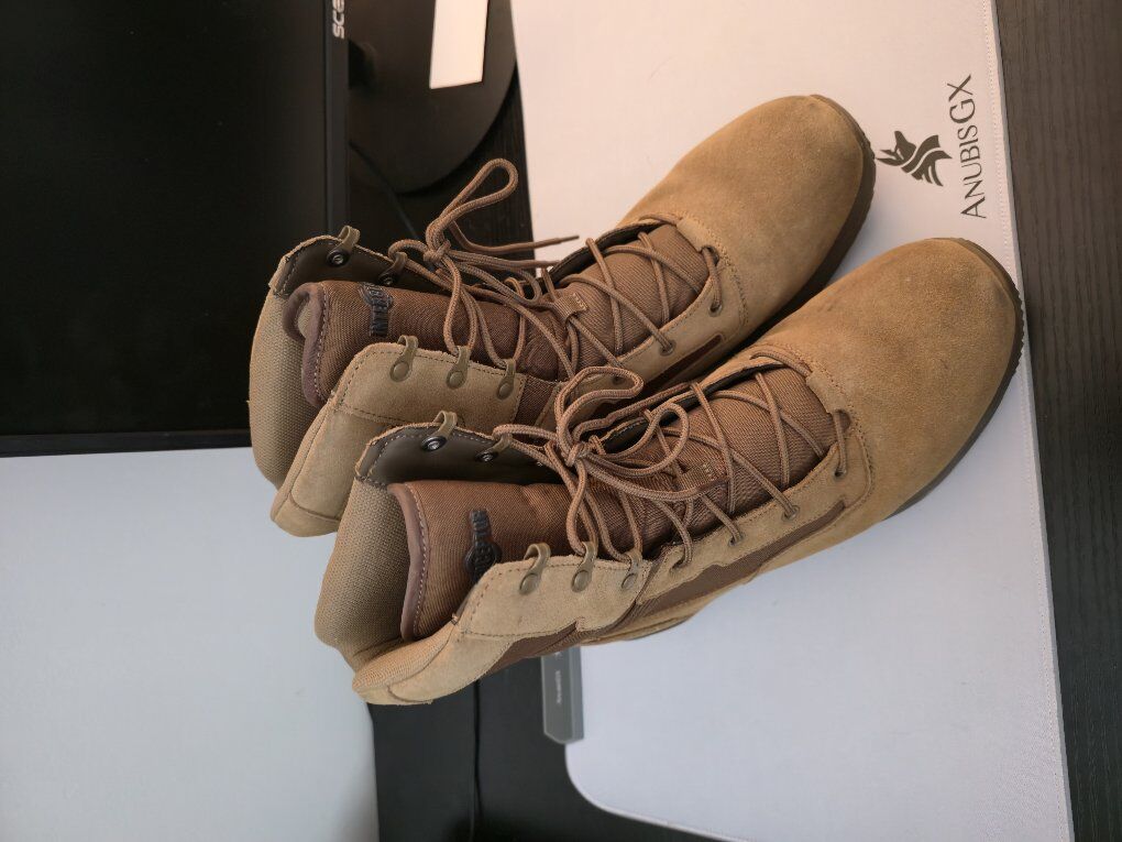 Mens size 11 Interceptor Boots