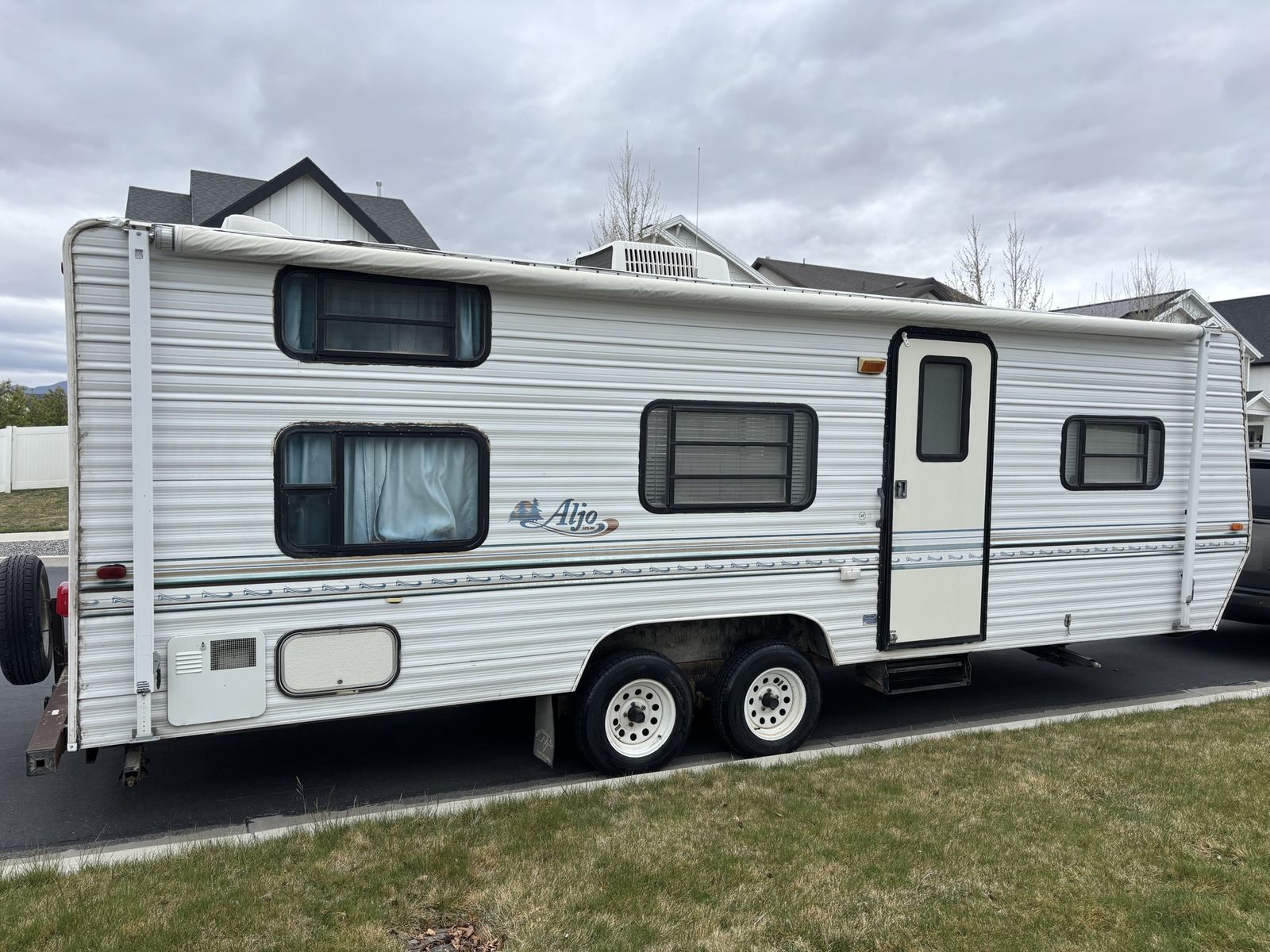 2000 Aljo bunk house 24FT sleep 8 very clean