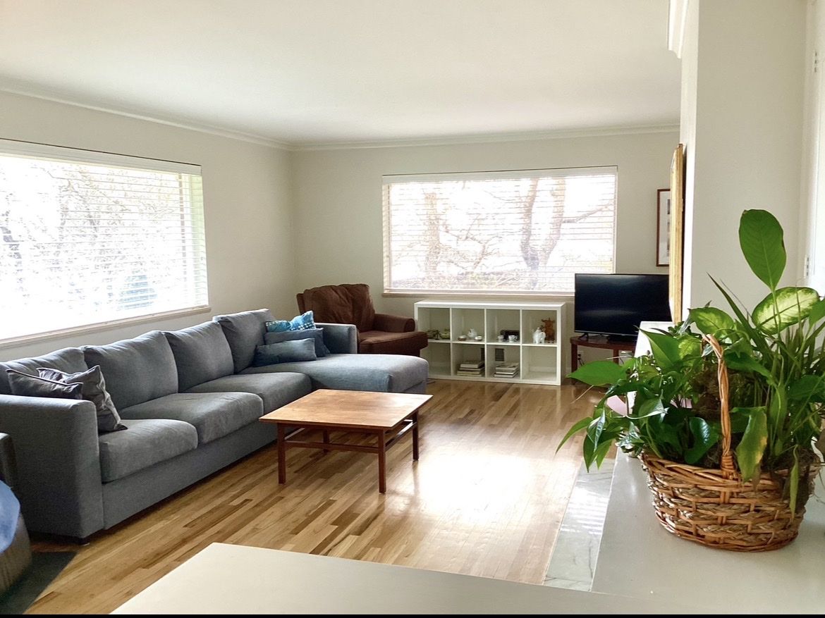 Female roommate- private bed and bath