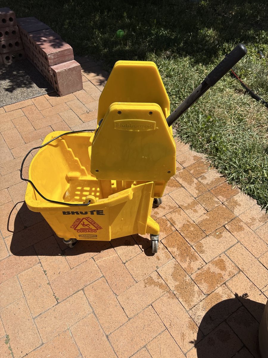 Rubbermaid BRUTE Yellow Mop Bucket & Wringer Commercial Cleaning Cart on Wheels