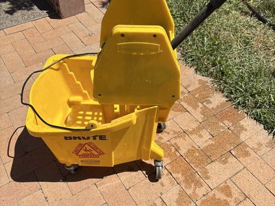 Rubbermaid BRUTE Yellow Mop Bucket & Wringer Commercial Cleaning Cart on Wheels