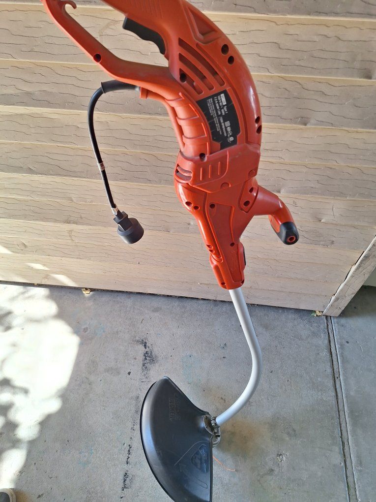 Black & Decker GH1100 Electric String Trimmer/Weed Eater - Corded 14-inch.