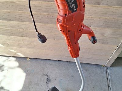 Black & Decker GH1100 Electric String Trimmer/Weed Eater - Corded 14-inch.
