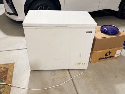 Magic Chef White Chest Freezer approx. 7 cu. ft. AS-IS, needs parts