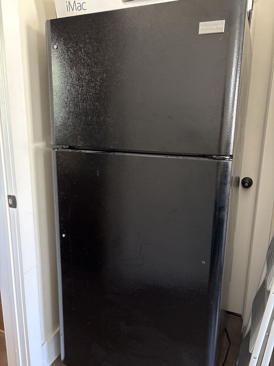 Frigidaire top freezer black