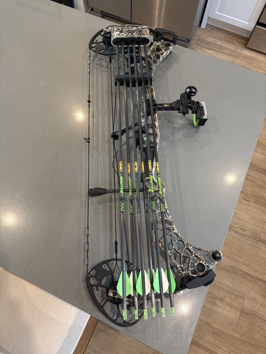 2022 Mathews V3X 33 Compound Bow Setup with Quiver, Sight, & Arrows