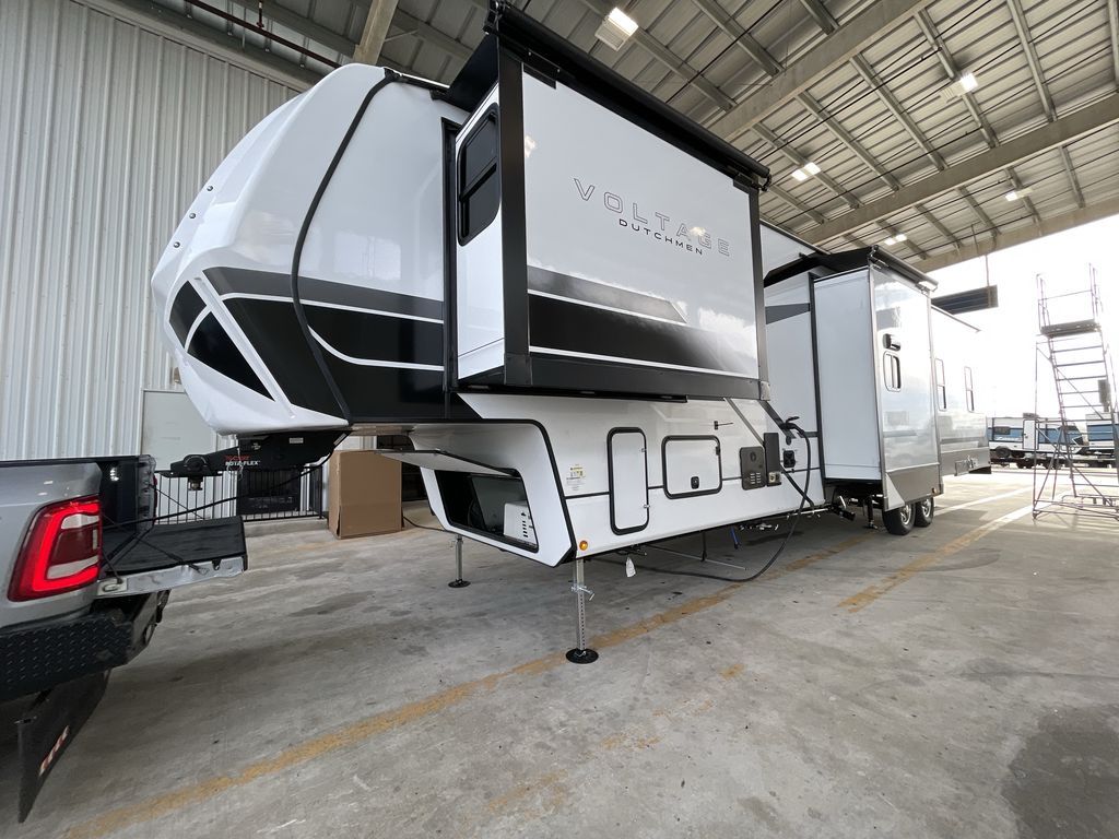 New 2026 Dutchmen RV Voltage V-Series 3850