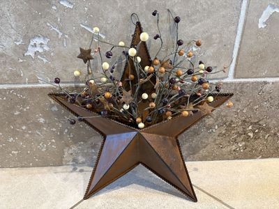 Hanging Rustic Star W/ Pocket Full of Berries