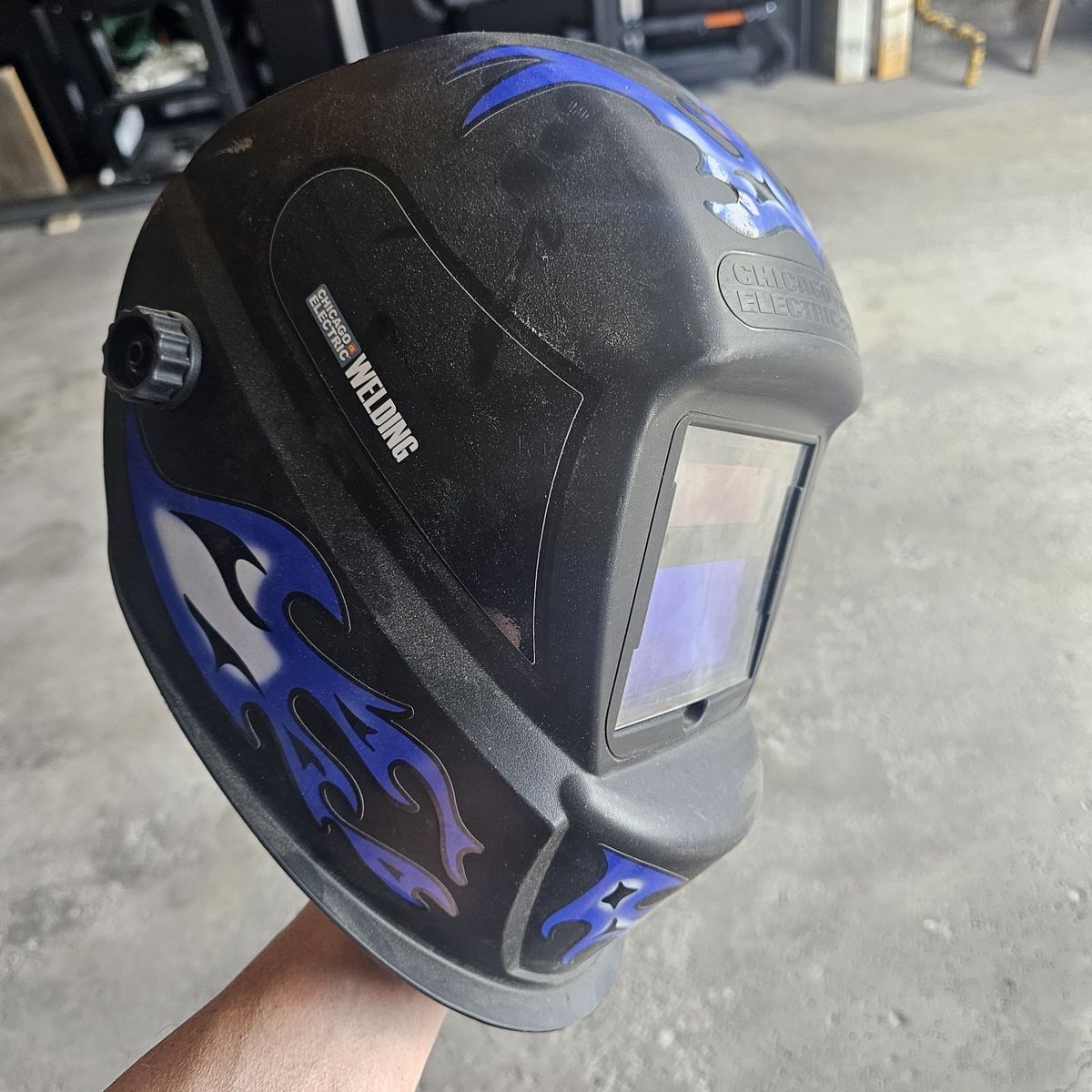 Chicago Electric Welding Helmet Auto-Darkening