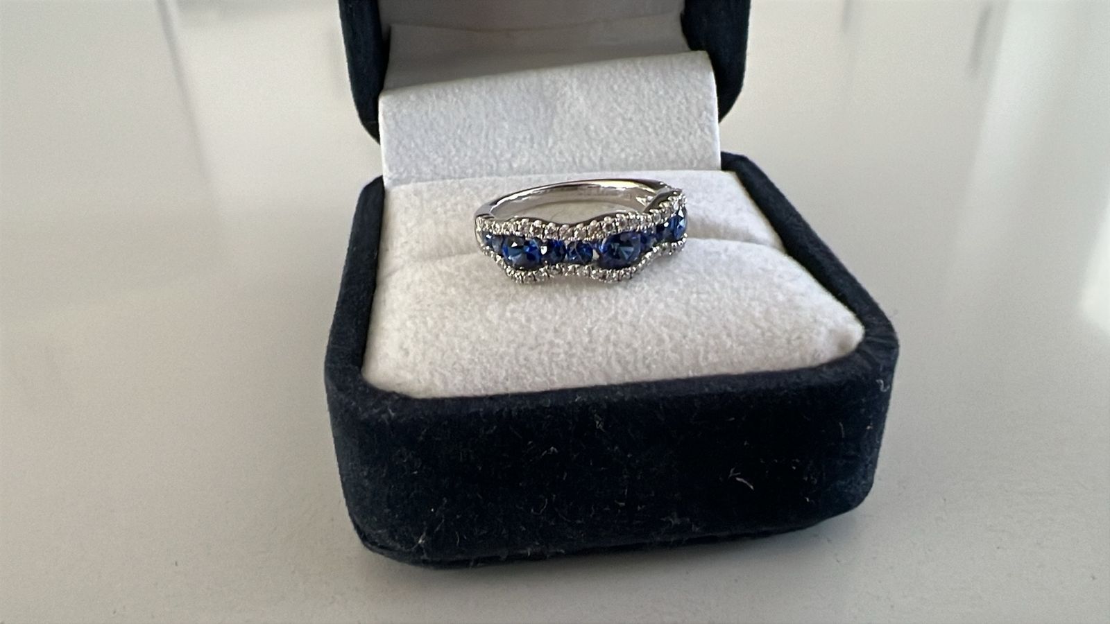 Gorgeous 18kt white gold Ring!! appraisal $3.5k