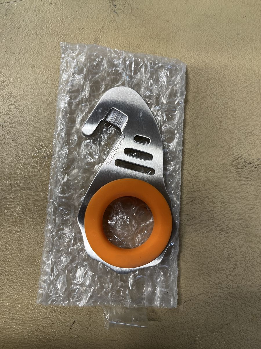 Kershaw gut hook tool.