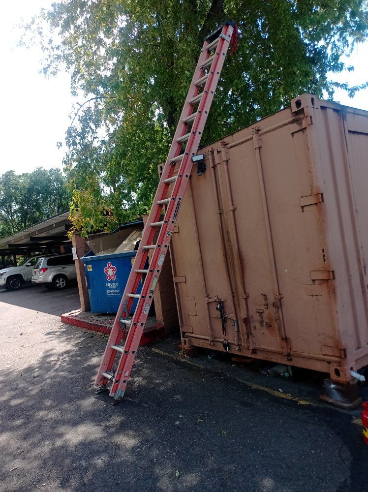 Louisville 32 ft Fiberglass Extension Ladder L-3022-32PT 300 lbs Capacity