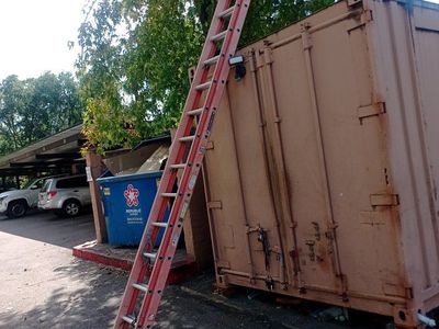 Louisville 32 ft Fiberglass Extension Ladder L-3022-32PT 300 lbs Capacity