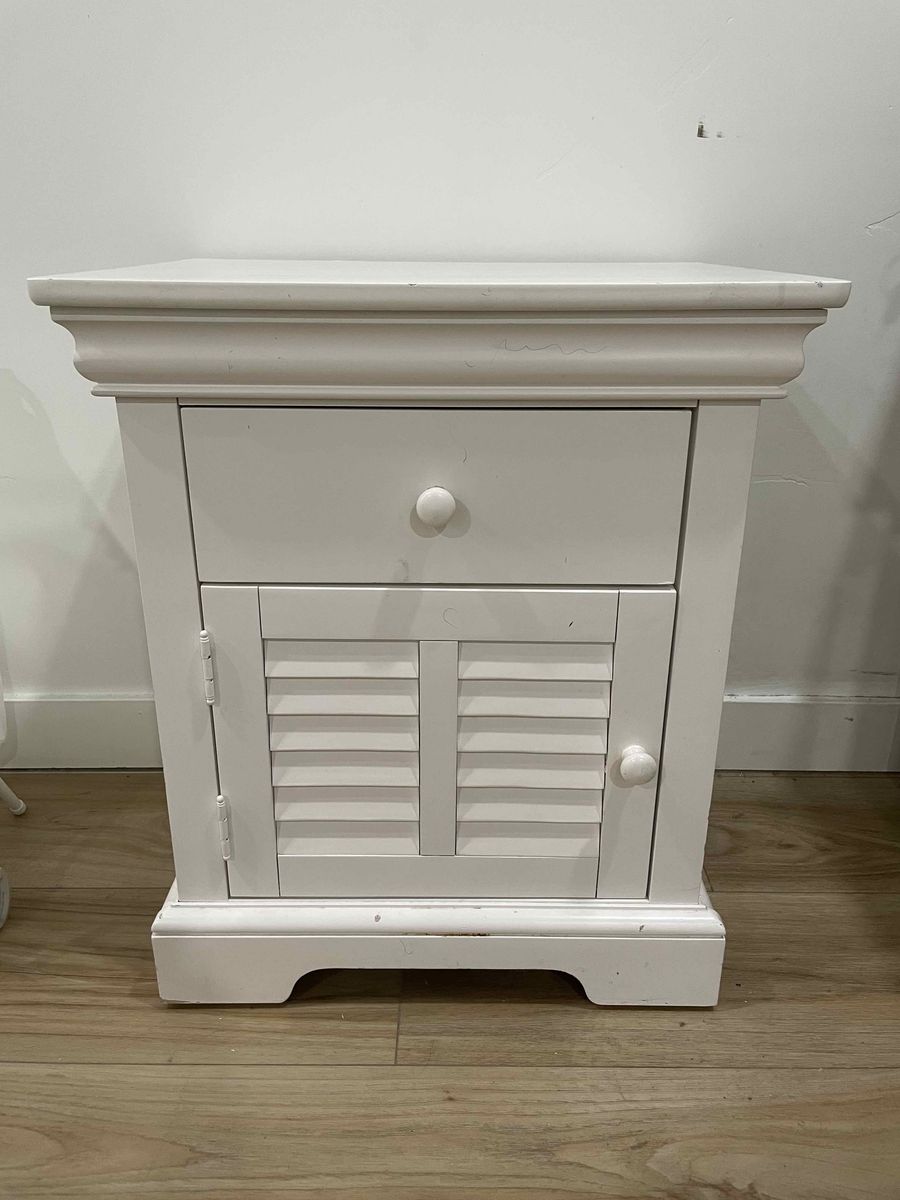 White Nightstand / End Table – $10 – Pickup Only