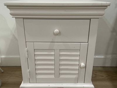 White Nightstand / End Table – $10 – Pickup Only