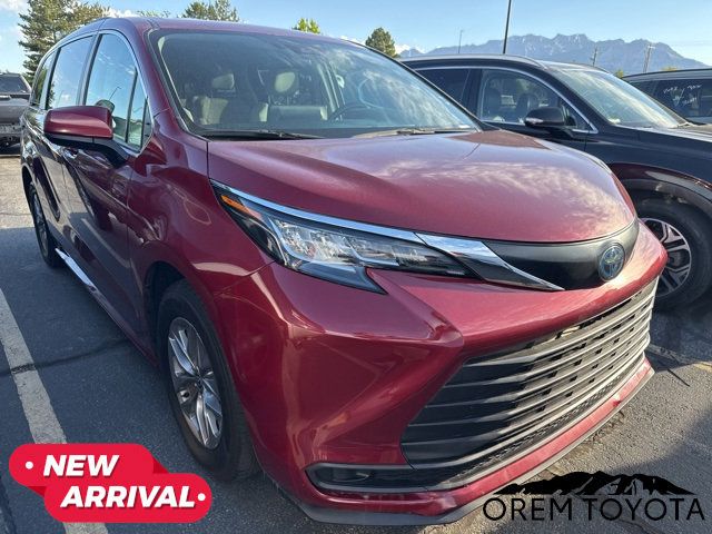 2022 Toyota Sienna LE 8-Passenger