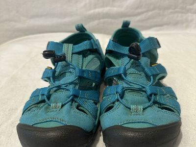 Keen youth size 3, turquoise slim WP hiking sandal