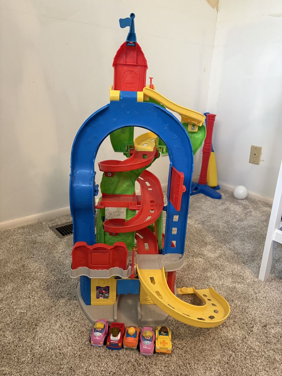 Fisher-Price Little People 2-in-1 City Skyway + 5 Wheelies Cars