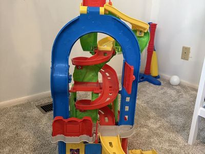 Fisher-Price Little People 2-in-1 City Skyway + 5 Wheelies Cars