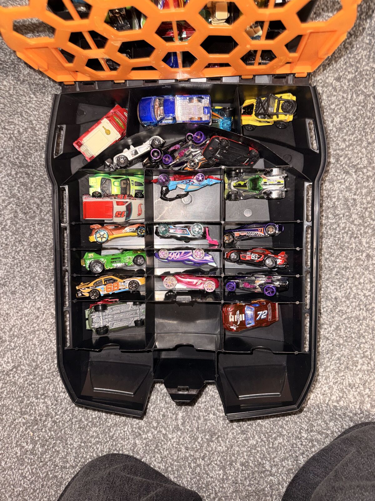 Hot wheels car and track 60$ obo