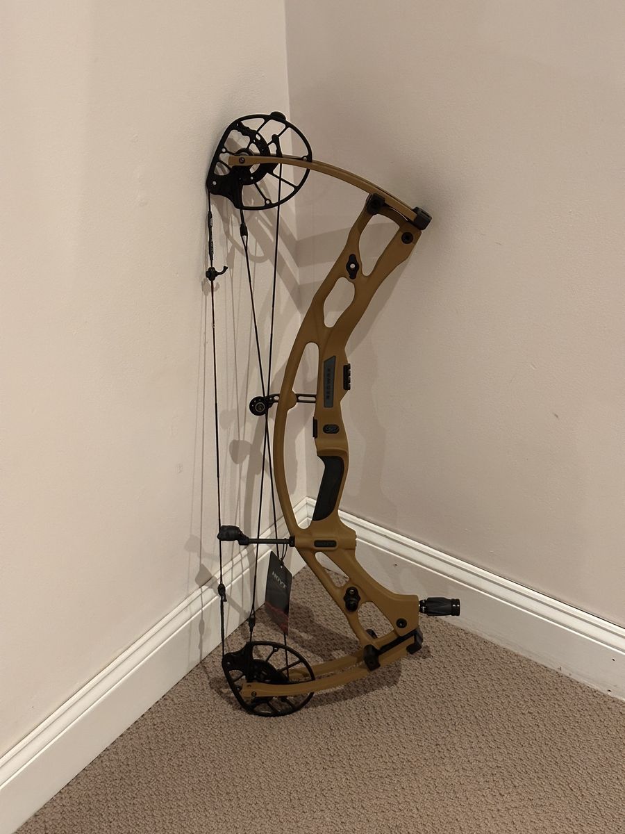 New Hoyt RX9 Left Hand