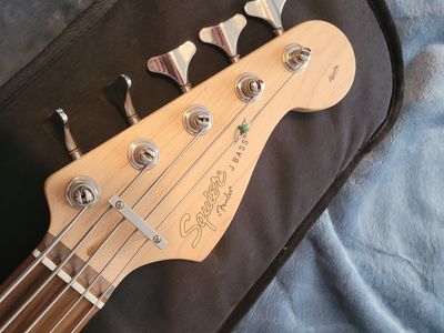 Squier J Bass - Black/green 5 String