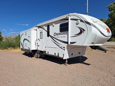 2014 Crusader Touring Edition 5th Wheel Travel Trailer - Spacious & Ready for Adventure