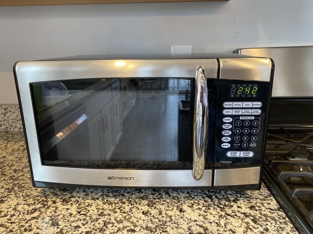 Emerson Microwave .9 Cubit Ft