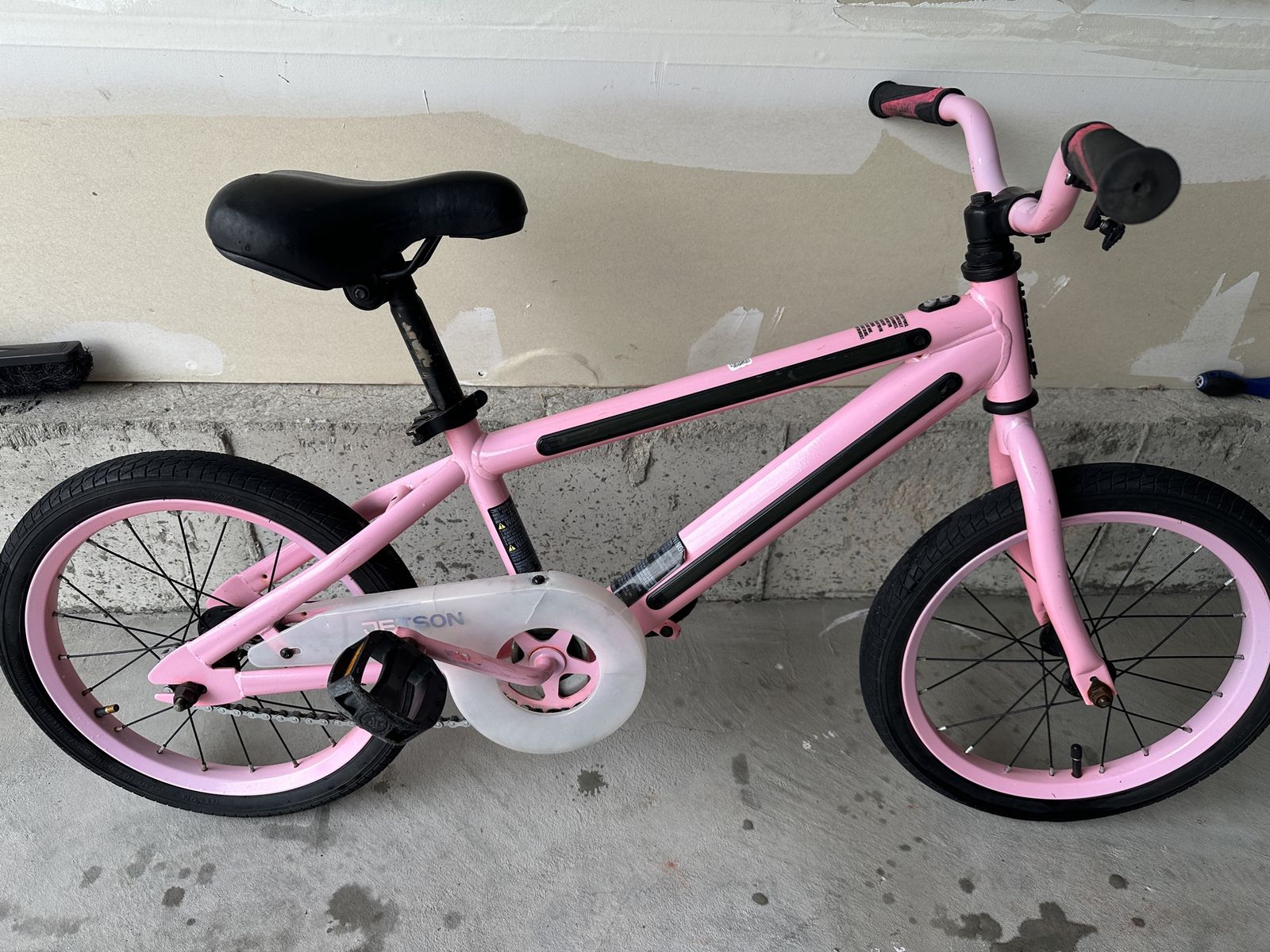 16’’ JETSON pink bike with side light , good shape