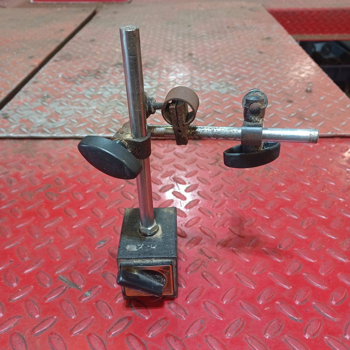 Magnetic machinists stand