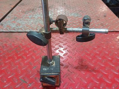 Magnetic machinists stand