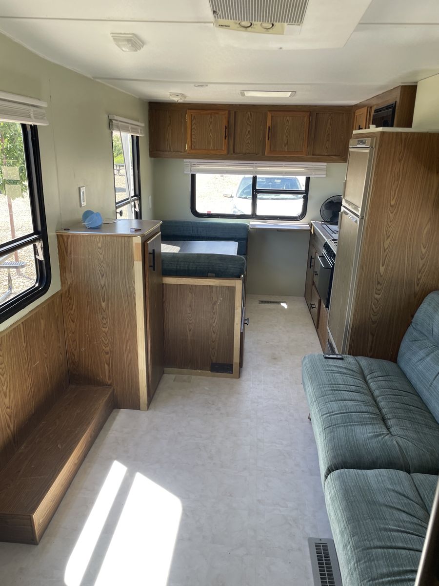 1994 Fleetwood Mallard 5th wheel.                 Sleeps 6 / 15’ awning/. Clean Title/                    Ready for it new owner