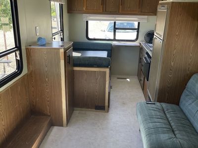 1994 Fleetwood Mallard 5th wheel. Sleeps 6 / 15’ awning/. Clean Title/ Ready for it new owner