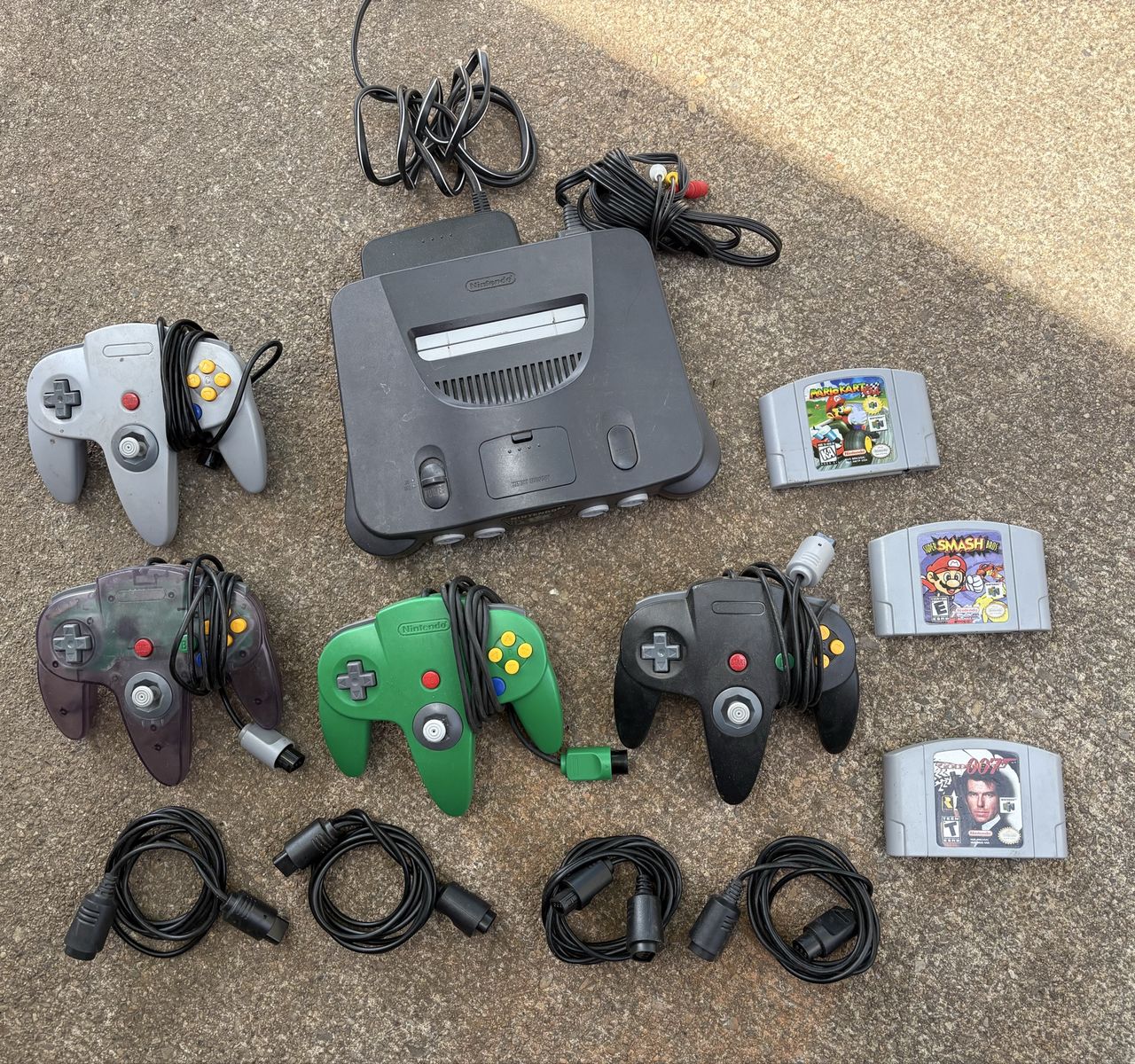 Nintendo 64 - 4 controllers (w/ ext. cables) - 007 Game, MarioKart64, Super Smash Brothers Game