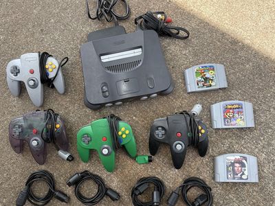 Nintendo 64 - 4 controllers (w/ ext. cables) - 007 Game, MarioKart64, Super Smash Brothers Game