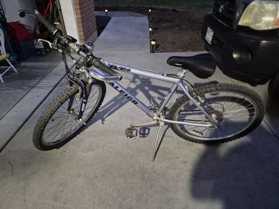 Silver Raleigh M60 mountain bike featuring a metallic finish and black components. excellent Conditions!