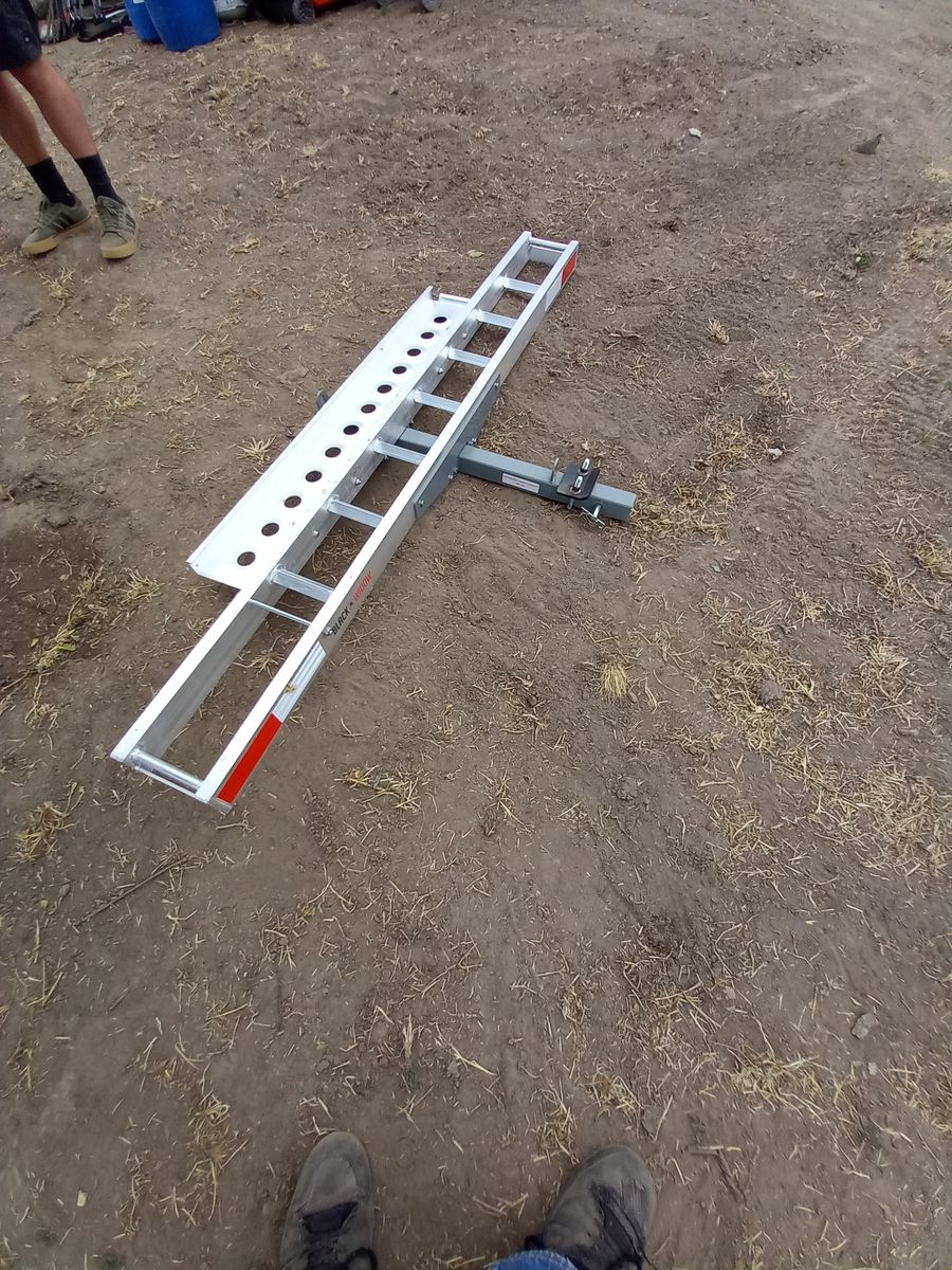 Hitch mount motorcycle carrier with ramp