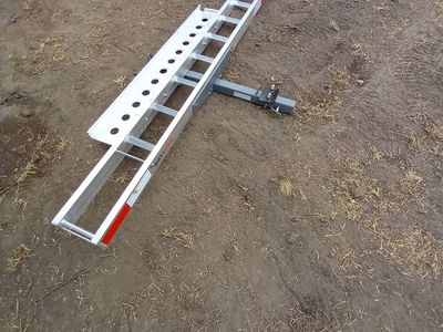 Hitch mount motorcycle carrier with ramp