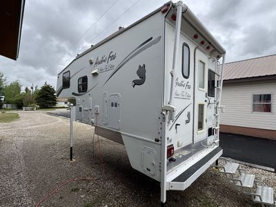 2006 Arctic Fox 990 Truck Camper, Silver Fox Edition