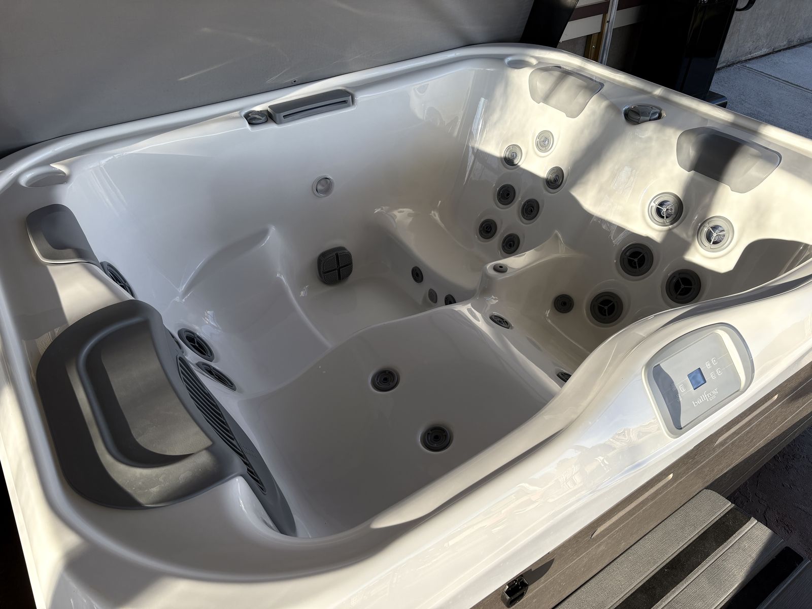 Bullfrog Spas X-Series 3-Person Hot Tub 2025 Model