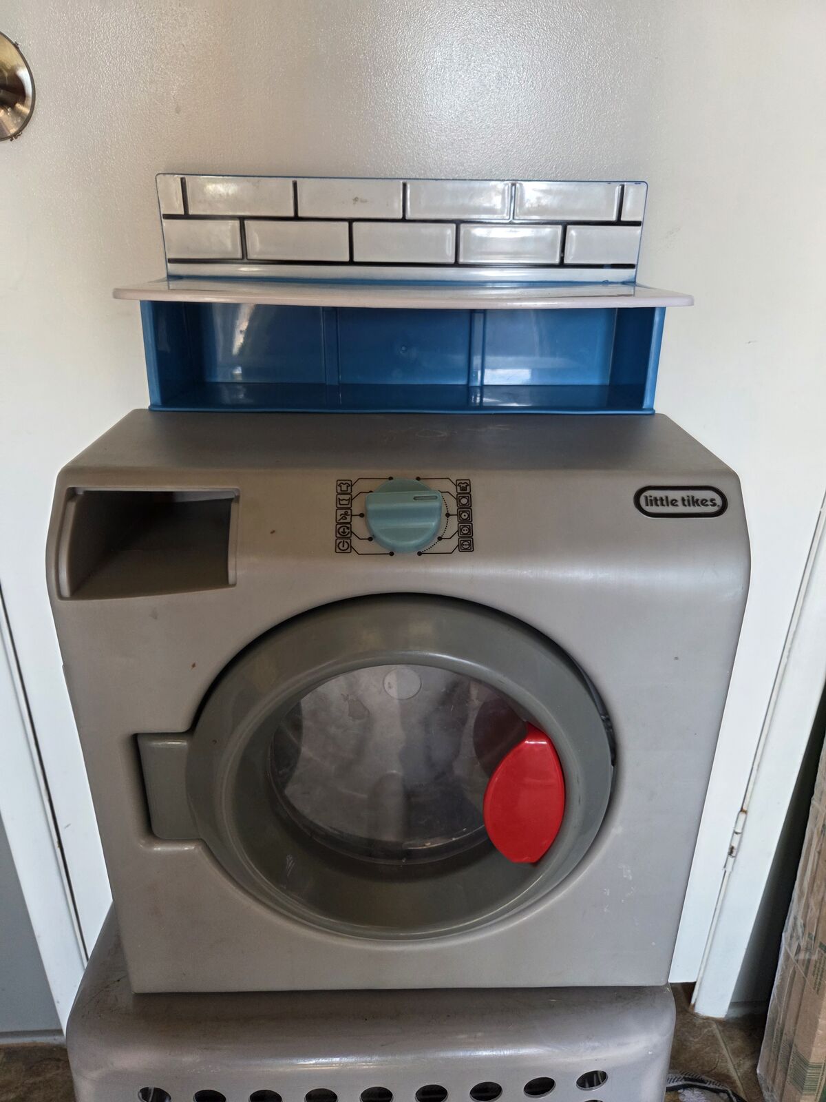 Little Tikes Toy Washing Machine. Moves and Makes Sounds