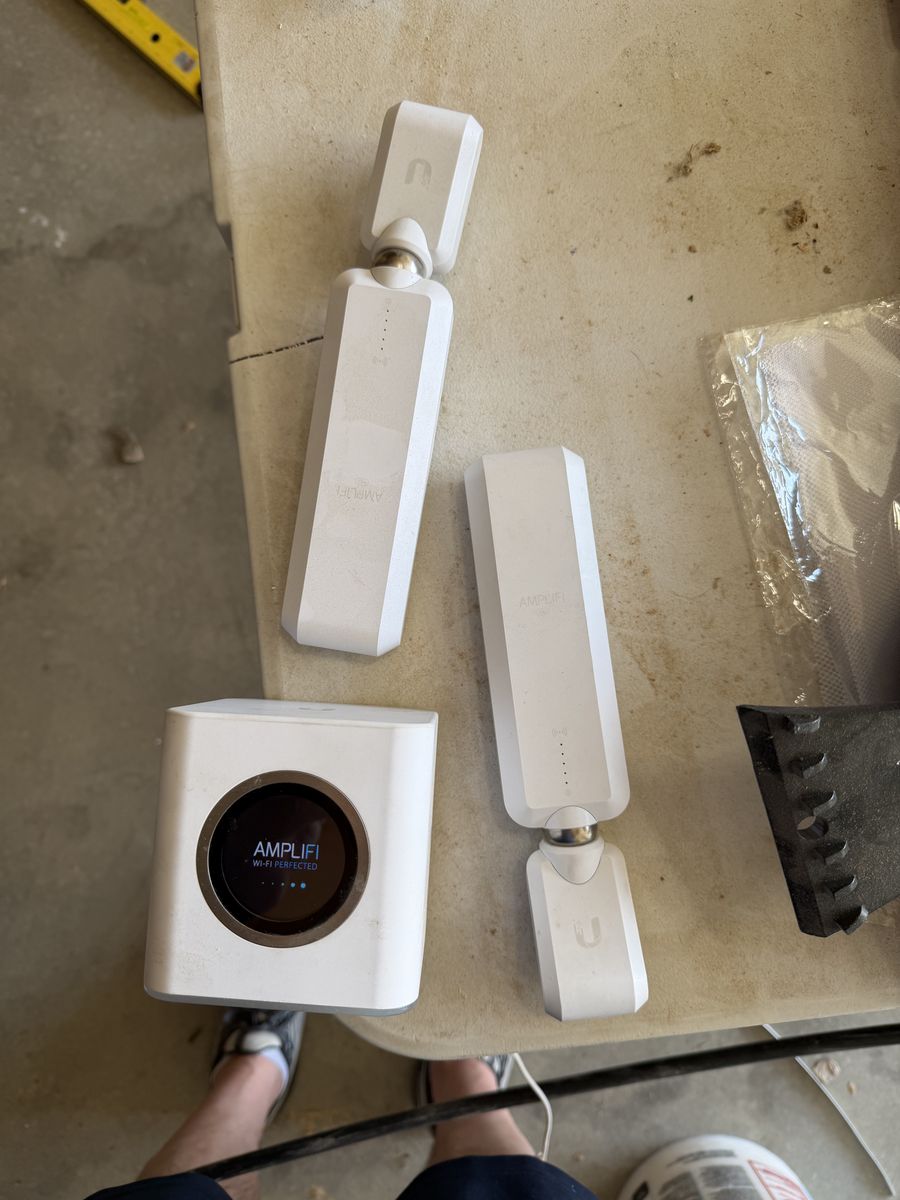 Amplifi HD wifi Router Mesh With 2 Extenders