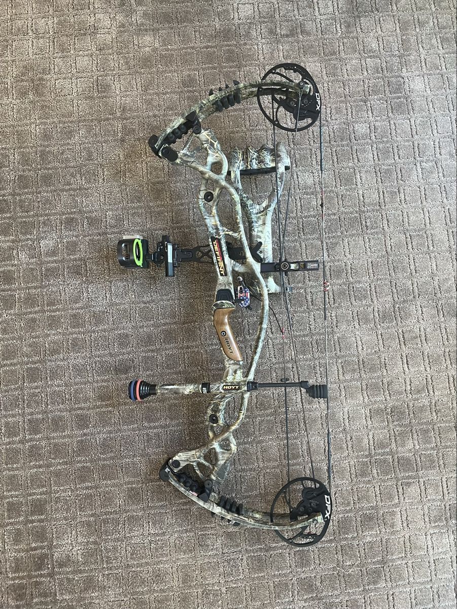 Hoyt Carbon Defiant 34 compound bow