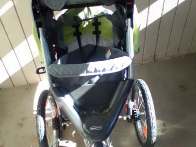 3 wheel baby stroller w/ built in speaker for your phone