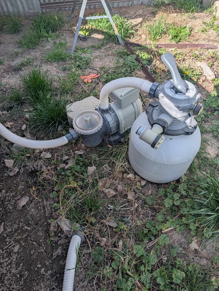 Above ground swimming pool, water pump and filter